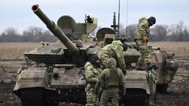 Экипаж танка Т-90М "Прорыв" на позициях в зоне СВО