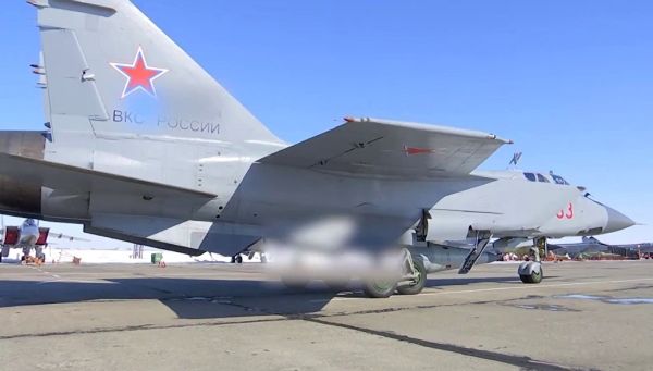 Экипаж истребителя МиГ-31 ВКС с гиперзвуковой ракетой Кинжал