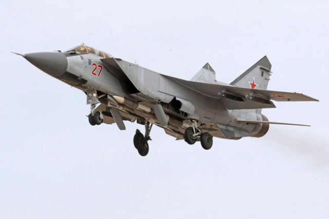 Экипаж МиГ-31БМ обнаруживает цель на дальности до 320 километров и уничтожает ее с расстояния 280 км.