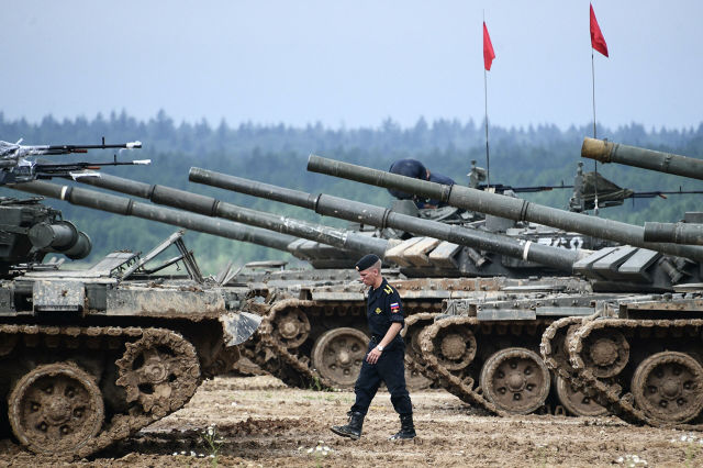 Экипажи танков Т-72 во время завершающего этапа всеармейского конкурса "Танковый биатлон" в Подмосковье