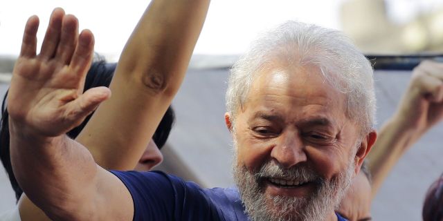 Экс-президент Бразилии Луис Инасиу Лула да Силва покинул свое укрытие в здании профсоюза металлургов в городе Сан-Бернарду-ду-Кампу. 7 апреля 2018