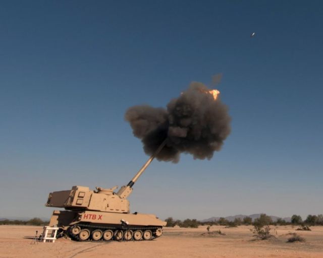 Экспериментальный образец американской 155-мм дальнобойной самоходной гаубицы с качающейся частью ХМ907 с длиной ствола 58 калибров по программе Extended Range Cannon Artillery (ERCA) во время испытани йна полигоне армии США в Юма (Аризона), 2018 год