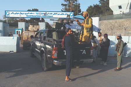 Экстремисты из «Талибана» осаждают аэропорт «Хамид Карзай» в Кабуле. Фото Reuters