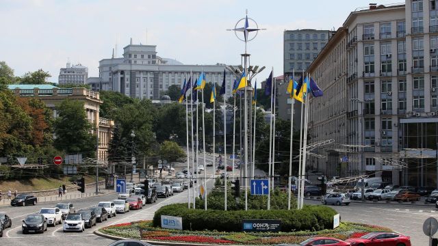 Эмблема НАТО на Европейской площади в Киеве