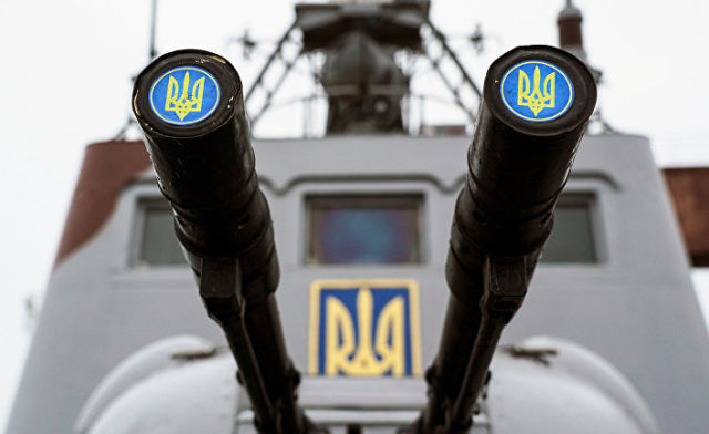 Эмблема Украины на борту корабля берегового охраны в порту Мариуполя