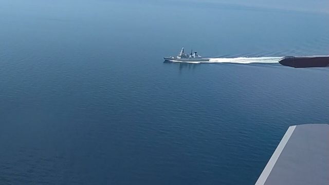 Эсминец Defender ВМС Великобритании в районе мыса Фиолент. Стоп-кадр видео