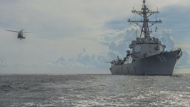 Эсминец Mustin ВМС США в Южно-китайском море