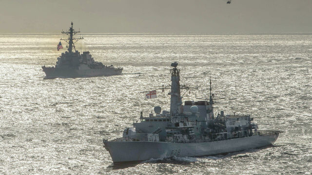 Эсминец ВМС США "Дональд Кук" и британский фрегат "Кент" во время учений в Баренцевом море. 5 мая 2020