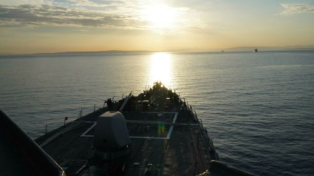Эсминец ВМС США "Портер" движется в Черное море