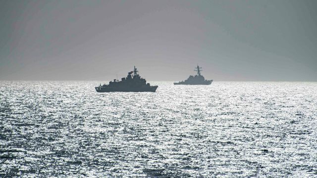 Эсминец ВМС США "Портер" и фрегат TCG Orucreis турецких ВМС в Черном море