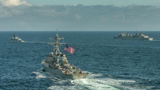 Эсминец ВМС США "Портер", корабль поддержки USNS Supply и британский фрегат "Кент" во время учений в Баренцевом море. 5 мая 2020