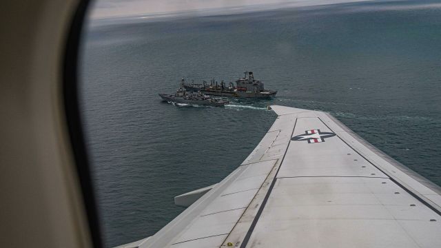 Эсминец ВМС США "Портер" во время дозаправки в Черном море