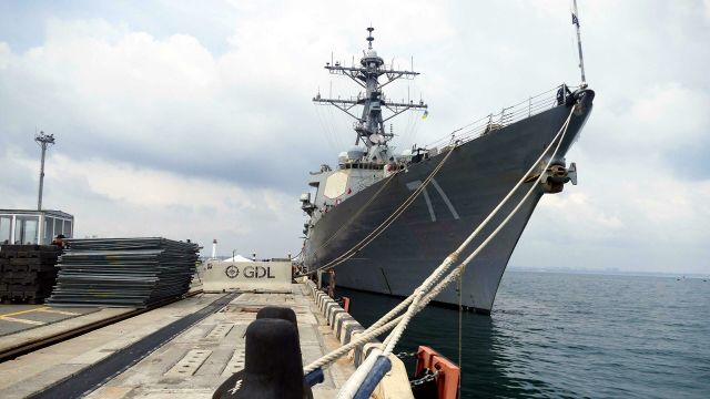 Эсминец ВМС США "Росс" у причала в Одессе