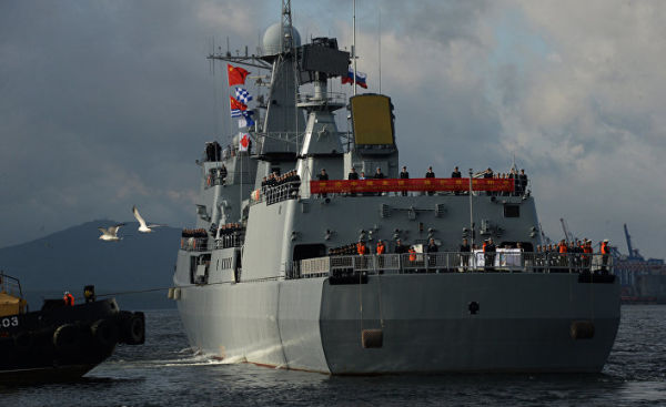 Эсминец "Ши Цзячжуан" во время российско-китайских военно-морских учений "Морское взаимодействие - 2017". 22 сентября 2017