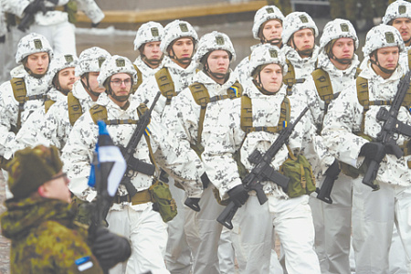 Эстонская армия на параде 2023 года в Таллине. Вызывает удивление камуфляж: бело-серая форма, черные автоматы, зеленые подсумки. Фoto Reuters
