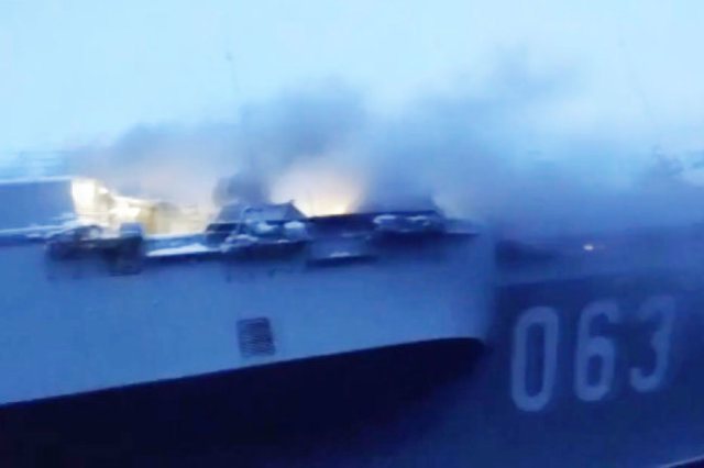 Это уже второе ЧП, которое случилось с "Адмиралом Кузнецовым" с момента его постановки на ремонт.
