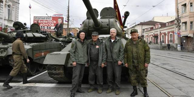 Евгений Булашев (второй справа) с коллегами на параде Победы 9 мая 2021 года