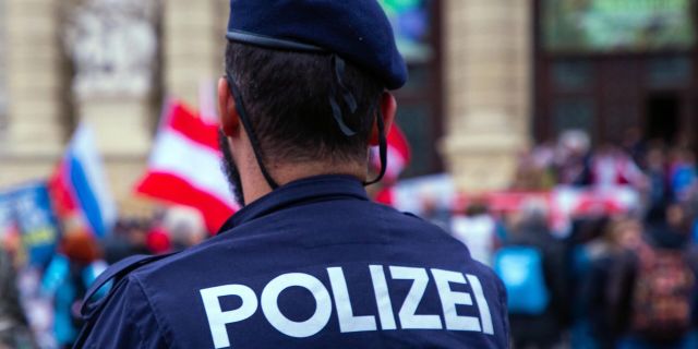 европа сток полицейский полиция горизонталь демонстрация антивоенный санкции протест флаг