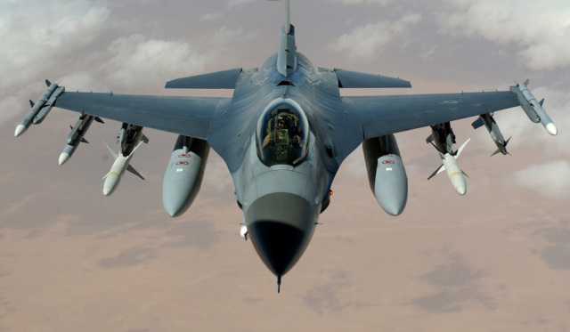 F-16 Fighting Falcon, разработанный как лёгкий истребитель и принятый на вооружение в 1978 году, имеет 20-мм пушку и может нести восемь ракет и до 3,6 т бомб. F-16 — основа современного истребительного парка ВВС США и один из самых популярных истребителей
