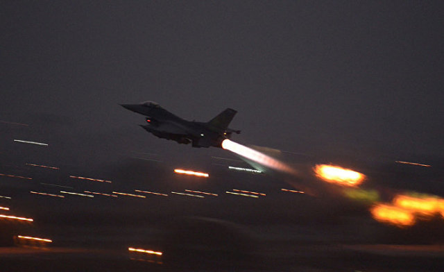 F-16 Fighting Falcon взлетает с базы ВВС Инджирлик