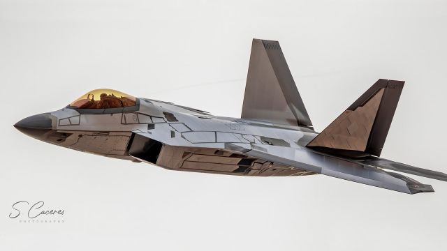 F-22 Raptor с зеркало-подобным покрытием