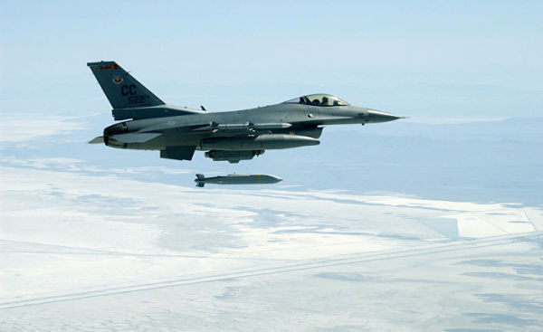 F-16C Fighting Falcon выпускает ракету AGM-154 Joint Stand-Off Weapon