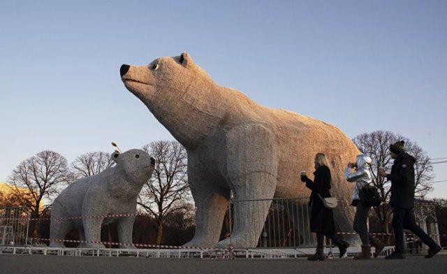 Фигуры белых медведей в в Центральном парке культуры и отдыха имени Горького в Москве