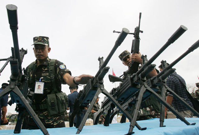 Филиппинские солдаты во время осмотра стрелкового оружия. Архивное фото