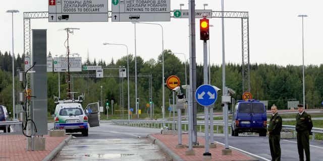 Финские пограничники на российско-финской границе