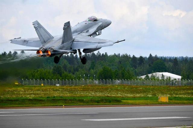 Финский истребитель F/A-18 взлетает с авиабазы Купио