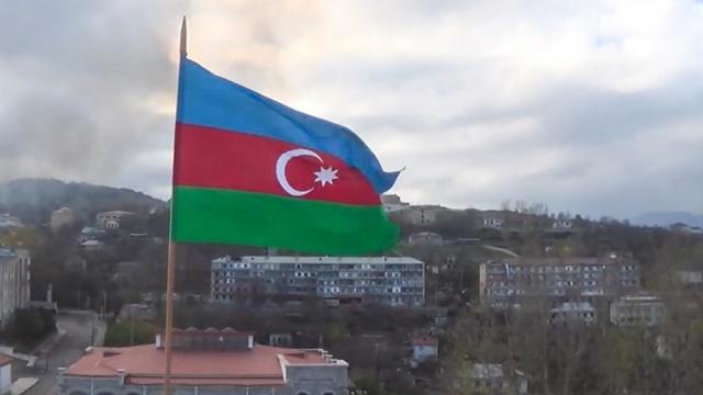 Флаг Азербайджана над городом Шуши