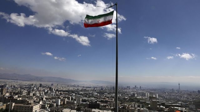 Флаг Ирана в Тегеране