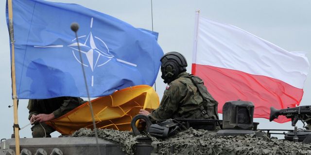 Флаг Польши и НАТО на польском танке во время совместных учений
