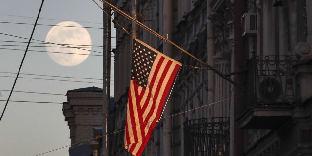 Флаг США на здании консульства США в Санкт-Петербурге