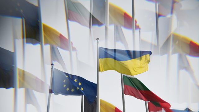 Флаг Украины и флаг с символикой Евросоюза у здания Европарламента в Страсбурге