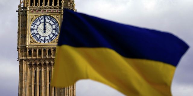 Флаг Украины на Парламентской площади в Лондоне