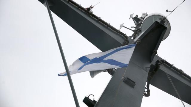 Флаг ВМФ на патрульном корабле «Дмитрий Рогачев»