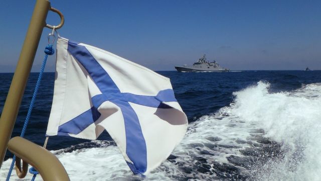 Флаг ВМФ РФ на боевом корабле