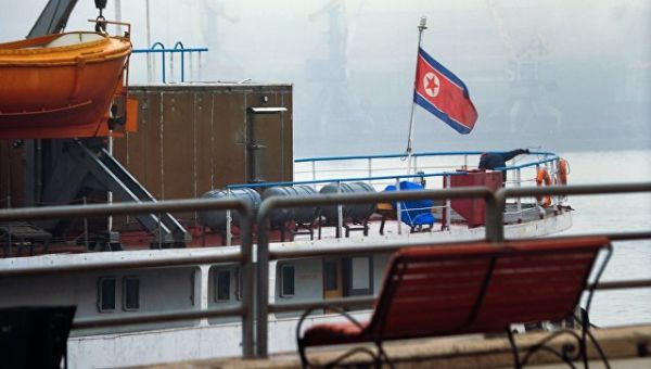 Флаг на корме северокорейского грузопассажирского судна Man Gyong Bong, который прибыл из Северной Кореи во Владивосток. Архивное фото