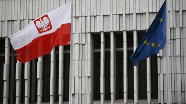 Флаг Польши и Евросоюза на территории посольства Польши в Москве