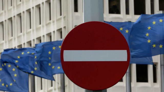 Флаги Евросоюза возле штаб-квартиры Еврокомиссии в Брюсселе, Бельгия