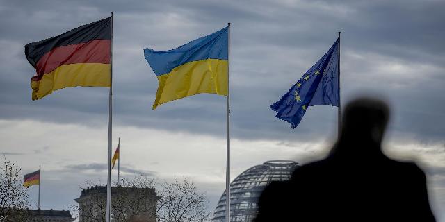 Флаги Германии, Украины и ЕС развеваются перед зданием Рейхстага в Берлине, Германия, пятница, 16 февраля 2024 года.