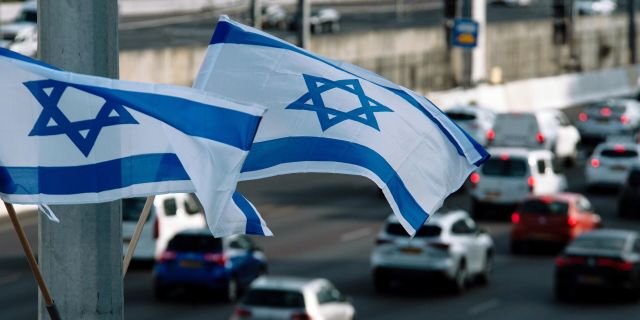 Флаги Израиля на одной из улиц в Тель-Авиве