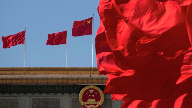 Флаги Китая на здании Дома народных собраний в Пекине