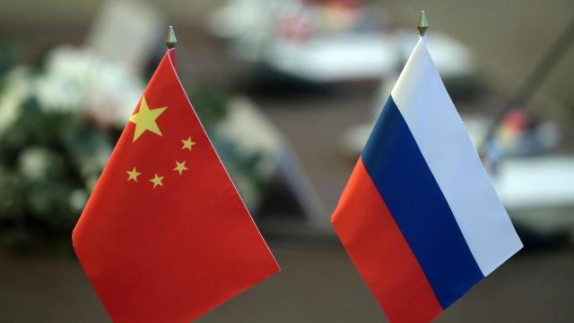 Флаги КНР и России. Архивное фото