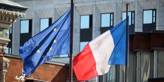 Флаги на территории посольства Франции в Москве