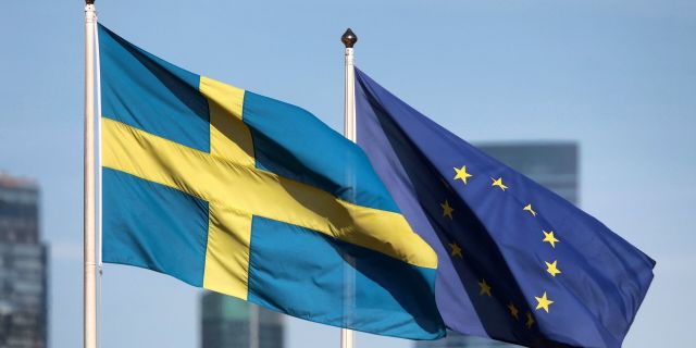 Флаги на территории посольства Швеции в Москве