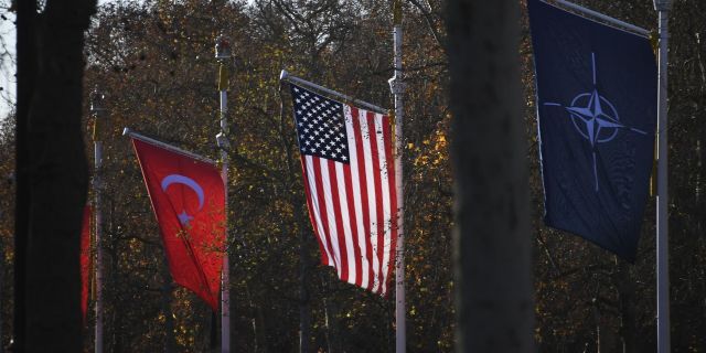 Флаги НАТО, США и Турции в Лондоне, 3 декабря 2019 года.