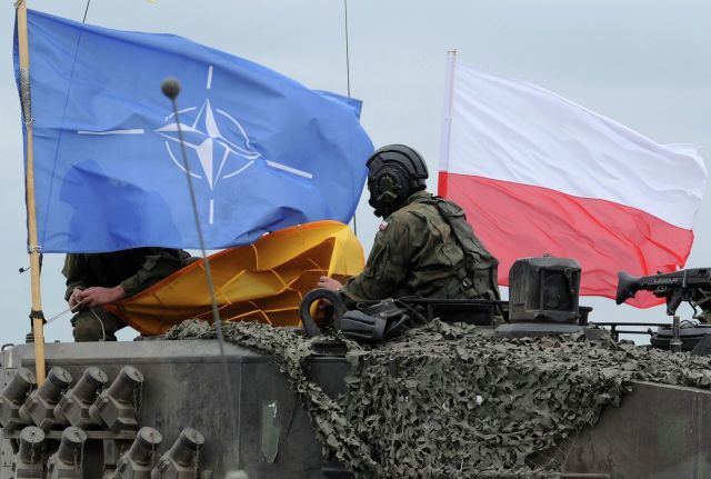 Флаги Польши и НАТО на польском танке во время совместных учений