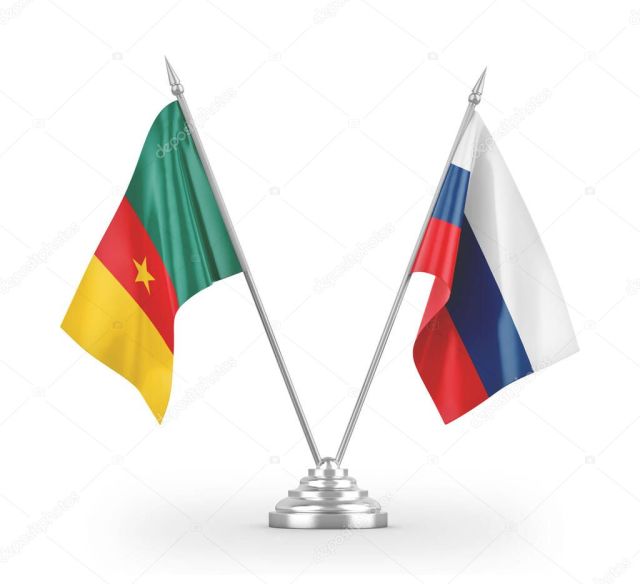 флаги России и Камеруна